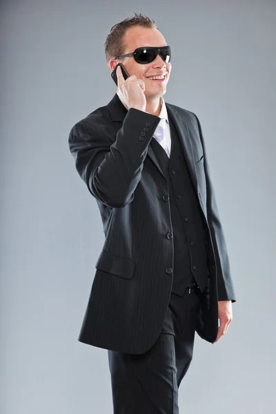 Happy young business man with short hair wearing dark suit with white shirt and purple tie. — Stock Photo, Image