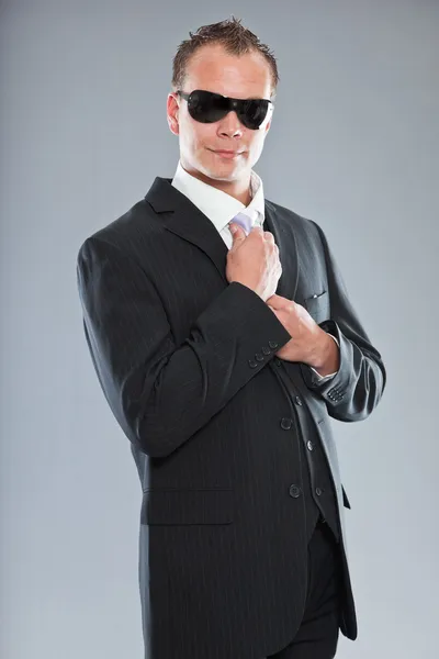 Feliz joven hombre de negocios con pelo corto con traje oscuro con camisa blanca y corbata púrpura . —  Fotos de Stock