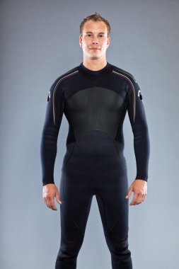 kısa saçlı wetsuit giyen adam.