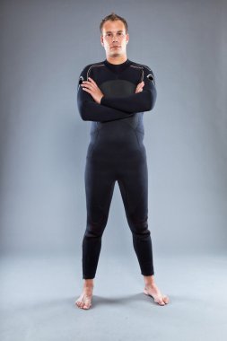 kısa saçlı wetsuit giyen adam.