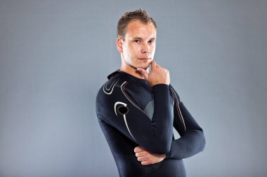 kısa saçlı wetsuit giyen adam.