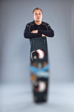 kısa saçlı wetsuit giyen adam.