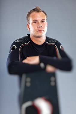 kısa saçlı wetsuit giyen adam.