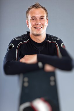 kısa saçlı wetsuit giyen adam.