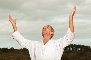 üst düzey manevi adam beyaz giyinmiş.