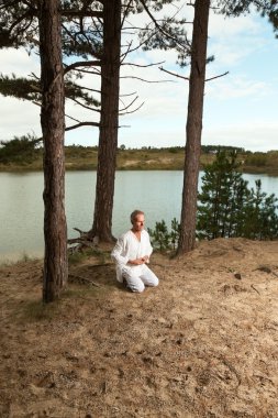 üst düzey manevi adam beyaz giyinmiş.