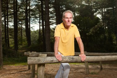 Yaşlı adam bacağını esnetiyor..