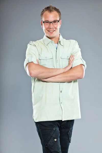 Felice giovane uomo con i capelli corti che indossa camicia verde chiaro . — Foto Stock