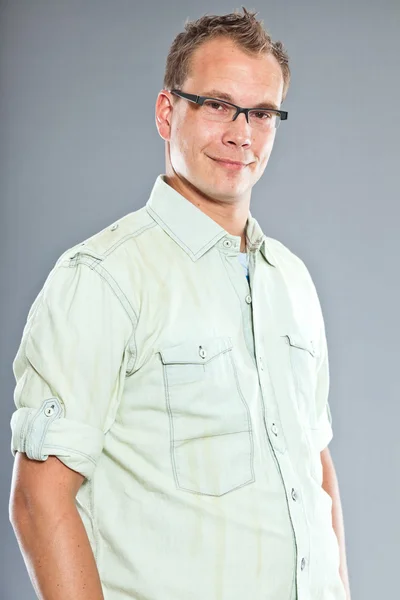 Щасливі молодий чоловік з коротким волоссям носіння зеленого світла сорочка빛 녹색 셔츠를 입고 짧은 머리를 가진 행복 한 젊은 남자. — 스톡 사진