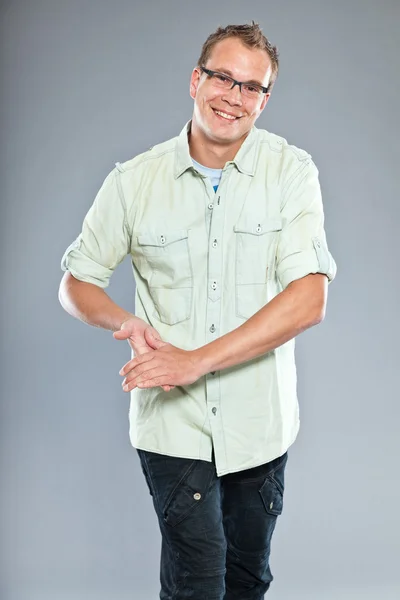 Jovem feliz com cabelo curto vestindo camisa verde claro . — Fotografia de Stock