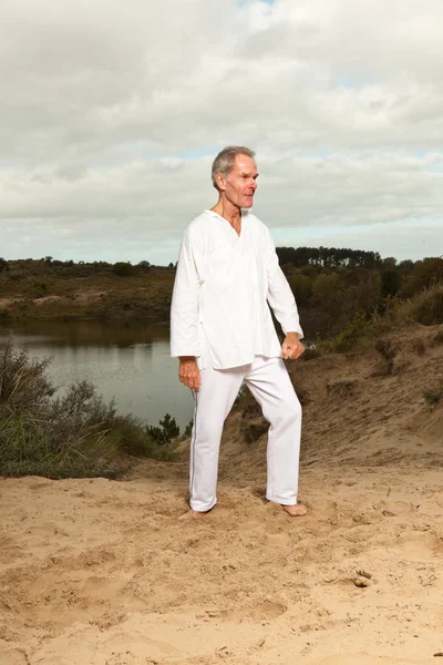 Homem espiritual sênior vestido de branco . — Fotografia de Stock