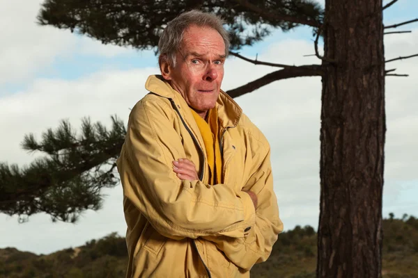 Homme âgé avec un manteau jaune. Avoir froid . — Photo