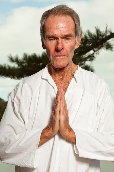 Senior andlig man klädd i vitt. — Stockfoto