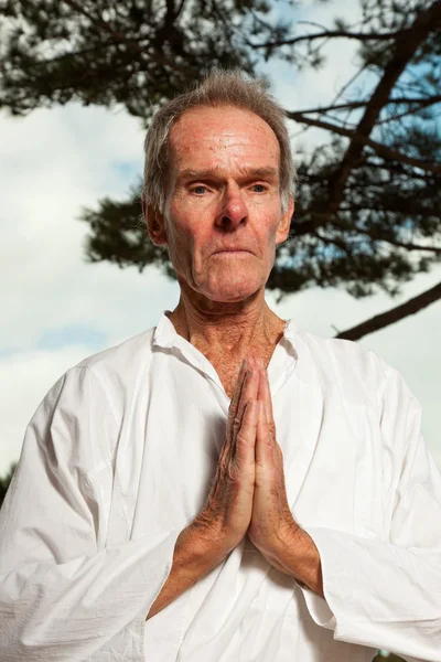 Leitender spiritueller Mann in weiß gekleidet. — Stockfoto