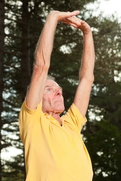 Senior man die zijn armen uitstrekt. — Stockfoto