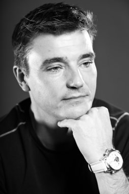 Kısa kahverengi saçlı emin yakışıklı adam