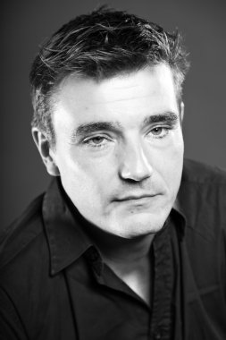 Kısa kahverengi saçlı yakışıklı adam arıyor demek