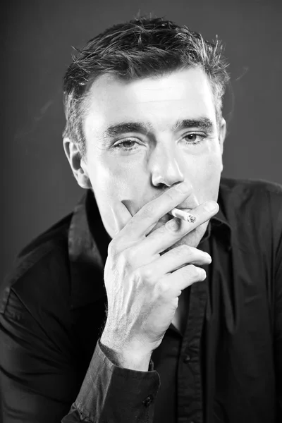 吸烟与棕色短发英俊的男人 — 图库照片