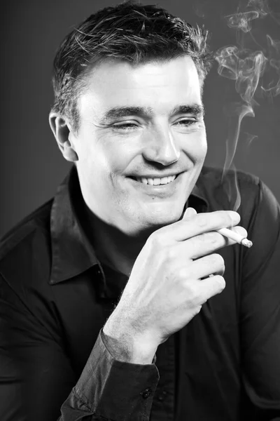 Fumar hombre guapo con pelo castaño corto —  Fotos de Stock
