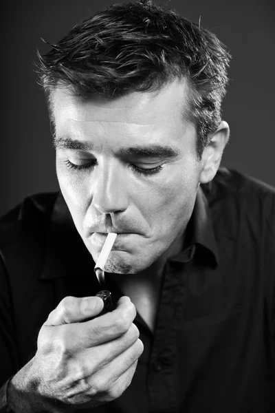 Merokok pria tampan dengan rambut cokelat pendek — Stok Foto