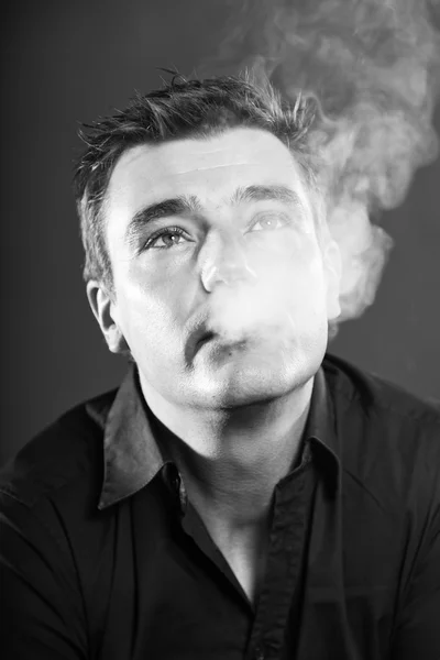 Fumar homem bonito com cabelo castanho curto — Fotografia de Stock