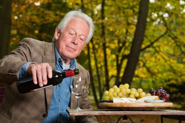 Komuta sizde sonbahar ormandaki açık havada kırmızı şarap keyfi.