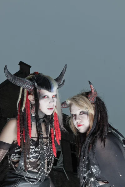 Dos demonios hembras hambrientas de miedo . —  Fotos de Stock