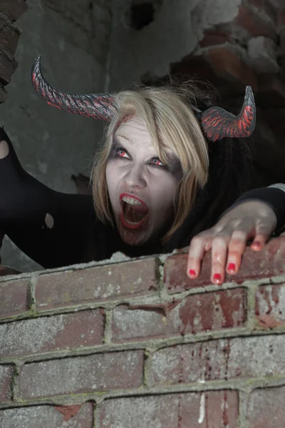 Demônio feminino faminto assustador — Fotografia de Stock