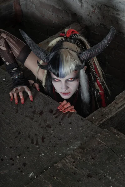 Strašidelné hlad ženský démon lezením do podlahy. — Stock fotografie