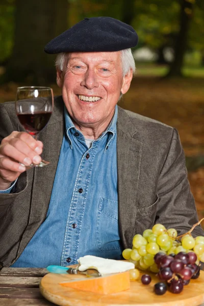 Senior francese uomo godendo di vino rosso . — Foto Stock