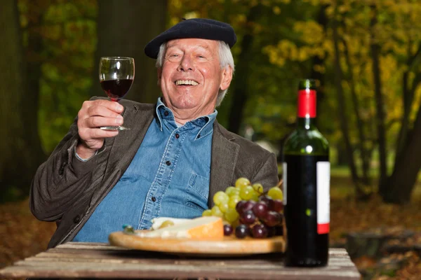 Hombre francés mayor disfrutando del vino tinto . —  Fotos de Stock