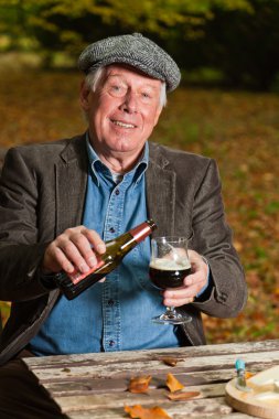 Komuta sizde zevk koyu bira ve açık havada peynir.