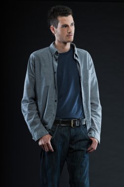 yakışıklı adam karanlık kış modası.