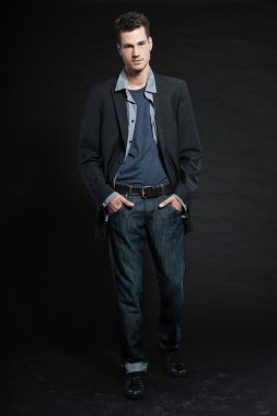 yakışıklı adam karanlık kış modası.
