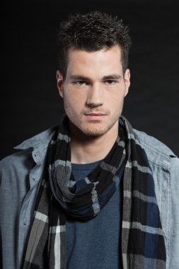 yakışıklı adam karanlık kış modası.