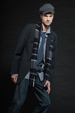 yakışıklı adam karanlık kış modası.