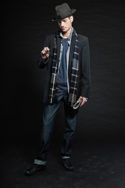 yakışıklı adam karanlık kış modası.