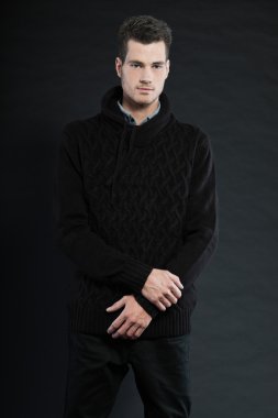 yakışıklı adam karanlık kış modası.