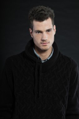 yakışıklı adam karanlık kış modası.