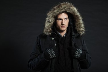 yakışıklı adam karanlık kış modası.