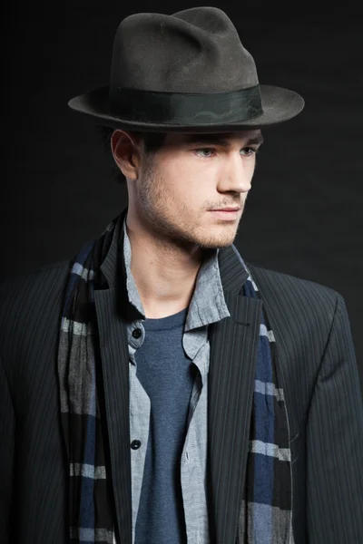 Yakışıklı adam karanlık kış modası. — Stok fotoğraf