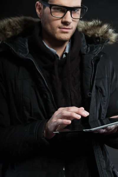 Yakışıklı adam karanlık kış modası. — Stok fotoğraf