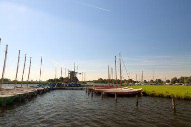 küçük liman Hollandalı manzara. Mavi gökyüzü ile yaz.