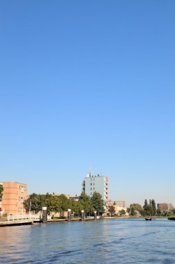 Hollandalı Peyzaj Kanal ve evler. leiden, Hollanda.