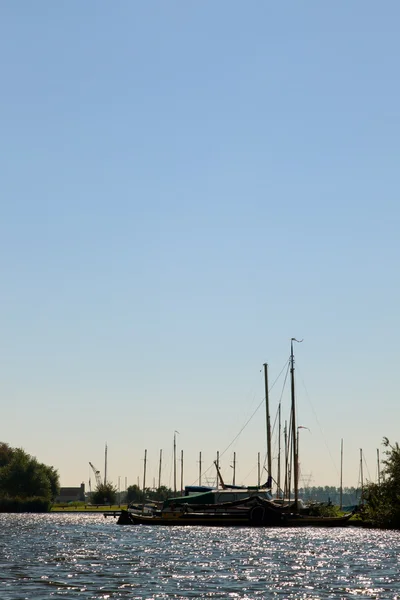 Nederlandse landschap van kleine haven. zomer met blauwe hemel. — Stockfoto