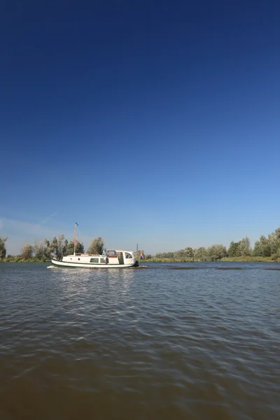 Paisaje holandés con lago y barco y árboles. Verano con cielo azul . —  Fotos de Stock