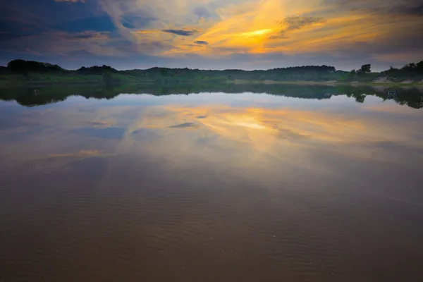 Paesaggio del lago in dune al tramonto . — Foto Stock