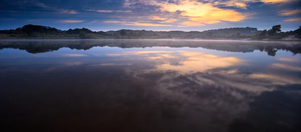 Panorama jeziora w wydmy na zachodzie słońca — Zdjęcie stockowe