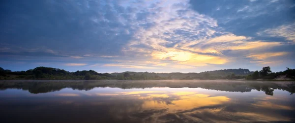 Панорама озера в дюнах на заході сонця — стокове фото