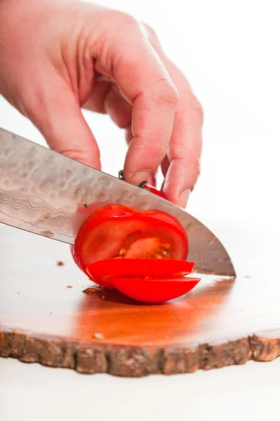 Cocinar cortando tomates . — Foto de Stock